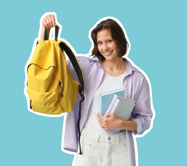 Sırt çantası ve açık mavi arka plan kitapları olan bir kız öğrenci.