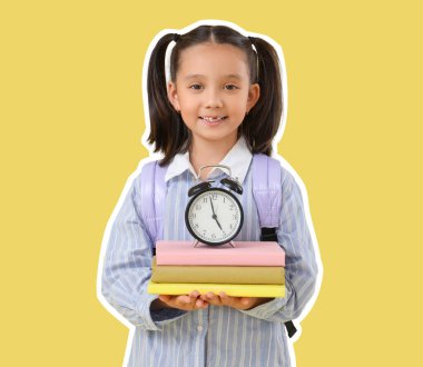 Alarmlı saati ve sarı arka planı olan küçük bir kız öğrenci. 