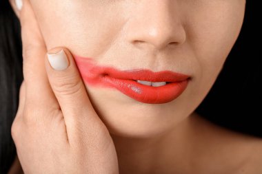 Renkli arka planda kırmızı dudaklı kadın, yakın plan