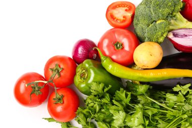 Beyaz arka planda taze taze sebzeler, yakın plan.