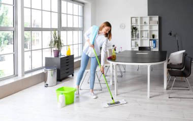 Genç kadın ofiste sildiğine