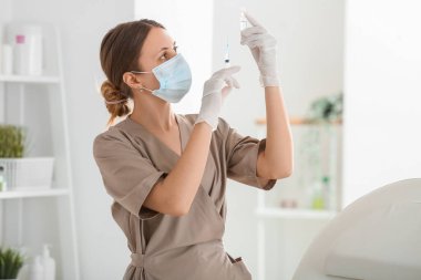 Güzellik salonunda şırıngası ve ampulü olan kadın kozmetolog.