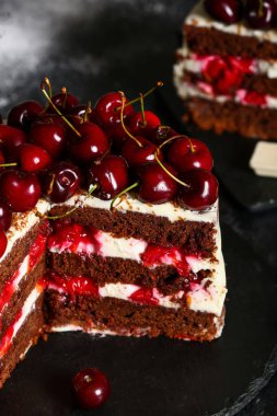 Siyah masada lezzetli vişneli pasta.