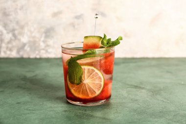 Yeşil masada naneli taze karpuz limonatası.