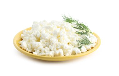 Beyaz arka planda bir kase lezzetli süzme peynir.