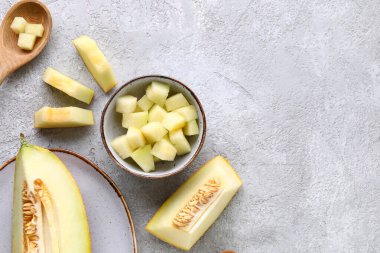 Beyaz arka planda tatlı kavun parçaları olan tabak ve tabak.