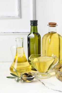 Masada farklı bir bardak taze zeytinyağı var.