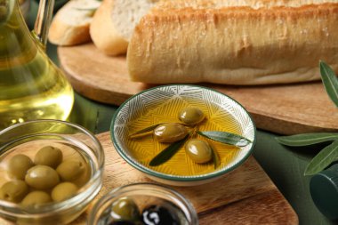 Masada bir kase taze zeytinyağı.