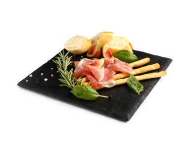 Lezzetli jambon, fesleğen, İtalyan Grissini ve beyaz arka planda incir dilimleri.