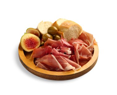 Lezzetli prosciutto dilimleri ve beyaz arka planda ekmeği olan ahşap tahta tahta.