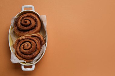 Kahverengi arka planda lezzetli tarçınlı börek pişirme