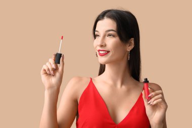 Kahverengi arka planda kırmızı ruju olan güzel bir genç kadın.