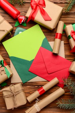 Zarflı boş kağıt, Noel süsü ve ahşap arka planda hediyeler. Noel Baba 'ya mektup
