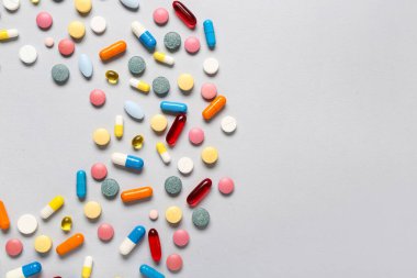 Gri arkaplanda farklı renkli haplardan yapılmış çerçeve