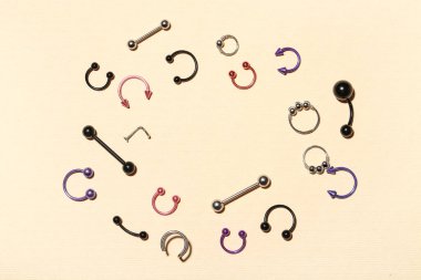 Renk arkaplanındaki piercing için süslü mücevherlerden yapılmış çerçeve