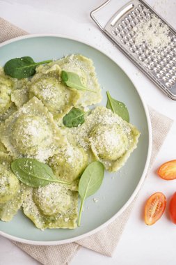 Beyaz arka planda peynirli lezzetli ravioli tabağı, yakın plan.