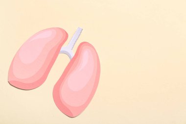 Bej arka planda kağıt ciğerler