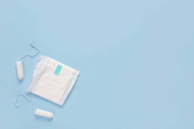 Mavi arka planda adet pedi ve tamponlar.