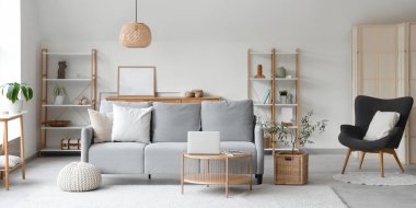 Gri kanepeli, aydınlık oturma odasının içi.