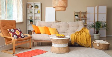 Yumuşak kanepesi, masası ve koltuğu olan modern oturma odası.