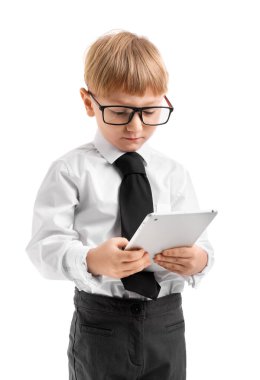 Küçük komik iş adamı beyaz arka planda tablet bilgisayar kullanıyor.