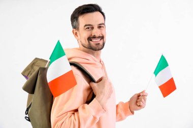 İtalya bayrağı ve beyaz arka planda sırt çantası olan yakışıklı bir adam.