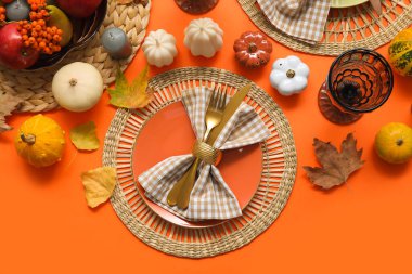 Mumlar ve turuncu arka planda sonbahar dekoru olan şık masa ayarları