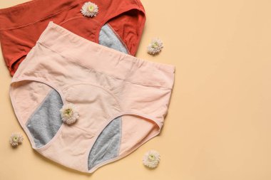 Dönem külotlu kompozisyon ve sarı arka planda güzel çiçekler