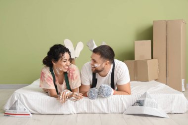 Güzel, genç ve mutlu bir çift yeni evlerinde tamirat yaparken dinleniyor.