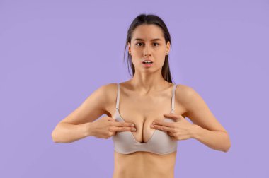 Genç bir kadının göğsünde leylak arkaplanı var mı diye bakmasına şaşırdım. Kanser farkındalığı kavramı