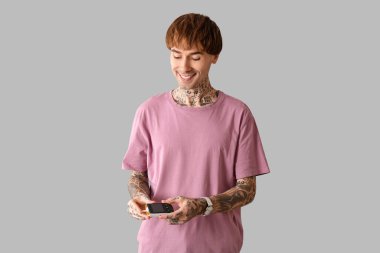 Işık arka planında glukometre kullanan diyabetik genç adam