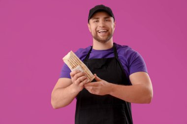 Mor arka planda lezzetli donör kebabı olan aşçı