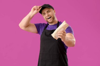 Mor arka planda lezzetli donör kebabı olan aşçı