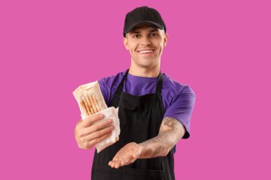 Mor arka planda lezzetli donör kebabı olan aşçı