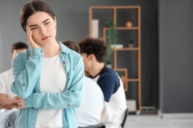 Grup terapi seansında üzgün genç kadın