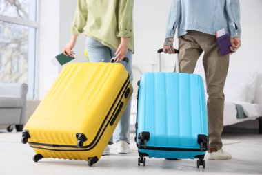 Otel odasında pasaport ve bavulları olan iki turist.