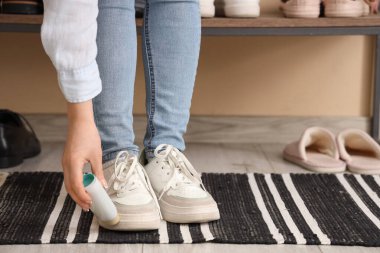Spor ayakkabılarını cilalayan kadın, yakın plan.