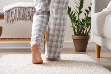 Halıda yürüyen kadın bacakları. Yakın çekim.