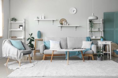 Rahat kanepesi, rafları ve koltuğu olan bir oturma odası.