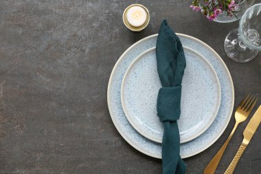 Güzel çiçekli masa ayarı ve siyah arkaplanda yanan mum