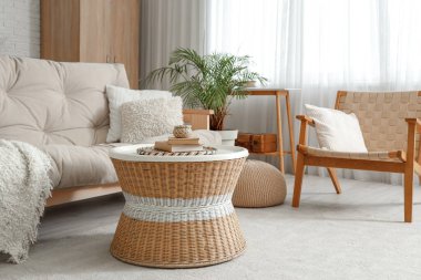 Rahat koltuğu, koltuğu, çiçekleri ve kahve masası olan şık bir oturma odası.