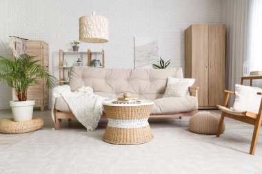 Rahat koltuğu, koltuğu, çiçekleri ve kahve masası olan şık bir oturma odası.