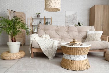 Rahat kanepesi, çiçekleri ve kahve masası olan şık bir oturma odası.