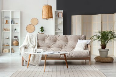 Yumuşak kanepesi, raf ünitesi ve sehpası olan modern oturma odası.