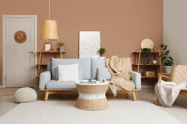 Rahat kanepesi, koltuğu, sehpası ve ekoseli bir oturma odası.