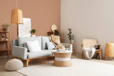 Rahat kanepesi, koltuğu, sehpası ve ekoseli bir oturma odası.