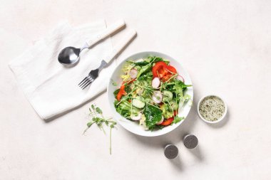 Beyaz arka planda turp ve dolmalık biberli taze sebze salatası.