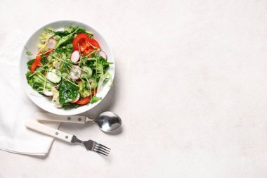 Beyaz arka planda turp ve dolmalık biberli taze sebze salatası.