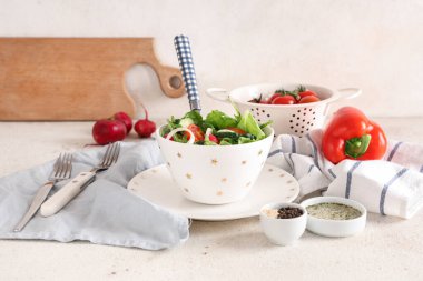 Beyaz arka planda domates ve salatalıklı taze sebze salatası.