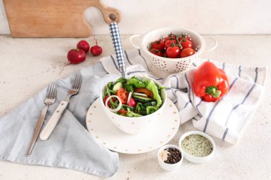 Beyaz arka planda domates ve salatalıklı taze sebze salatası.